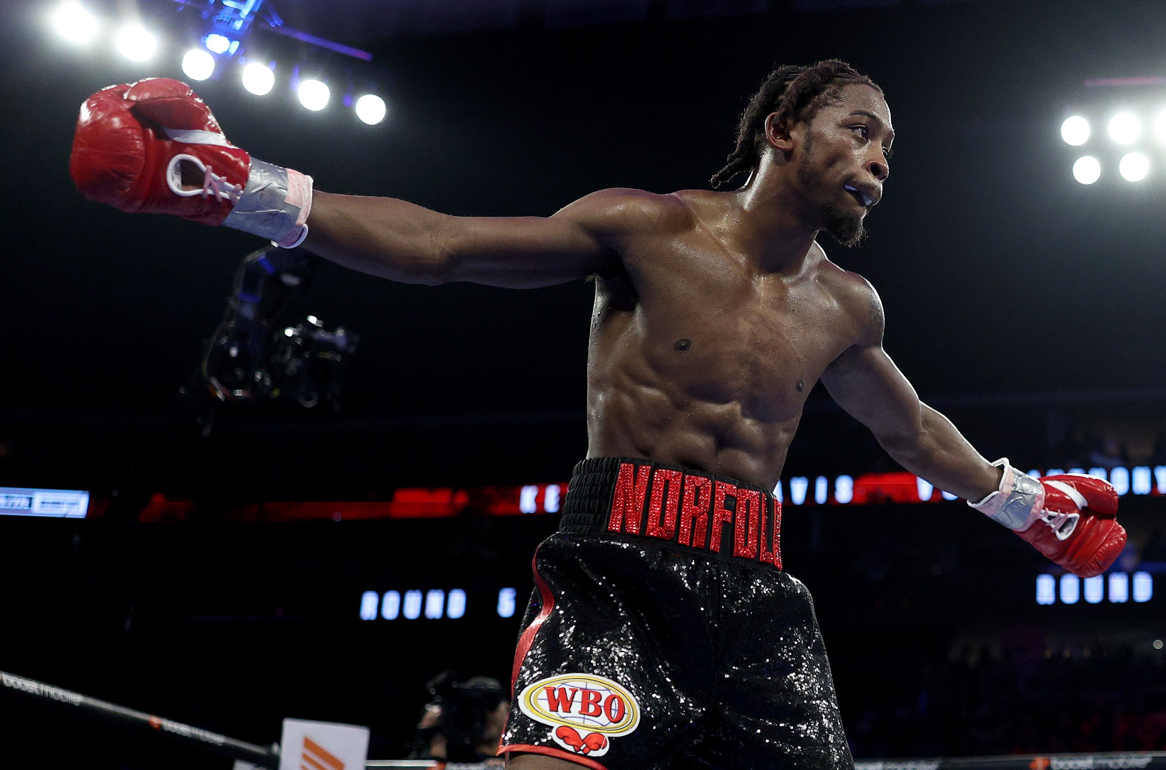 Official: Keyshawn Davis to return in the Shakur–Teofimo undercard